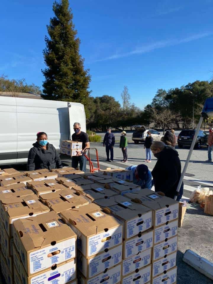 Levantar team loading food